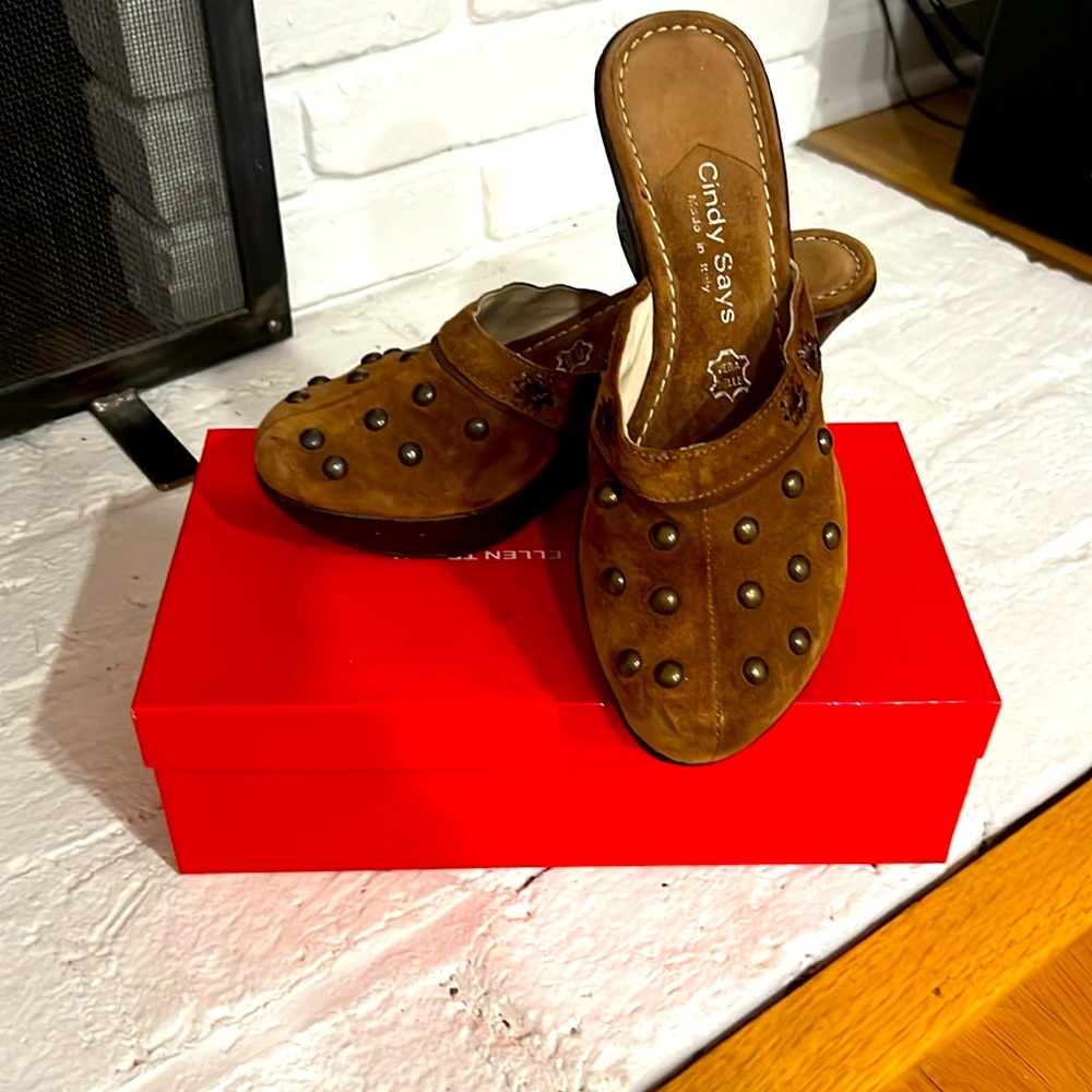 Cindy Says tan/rust suede clogs